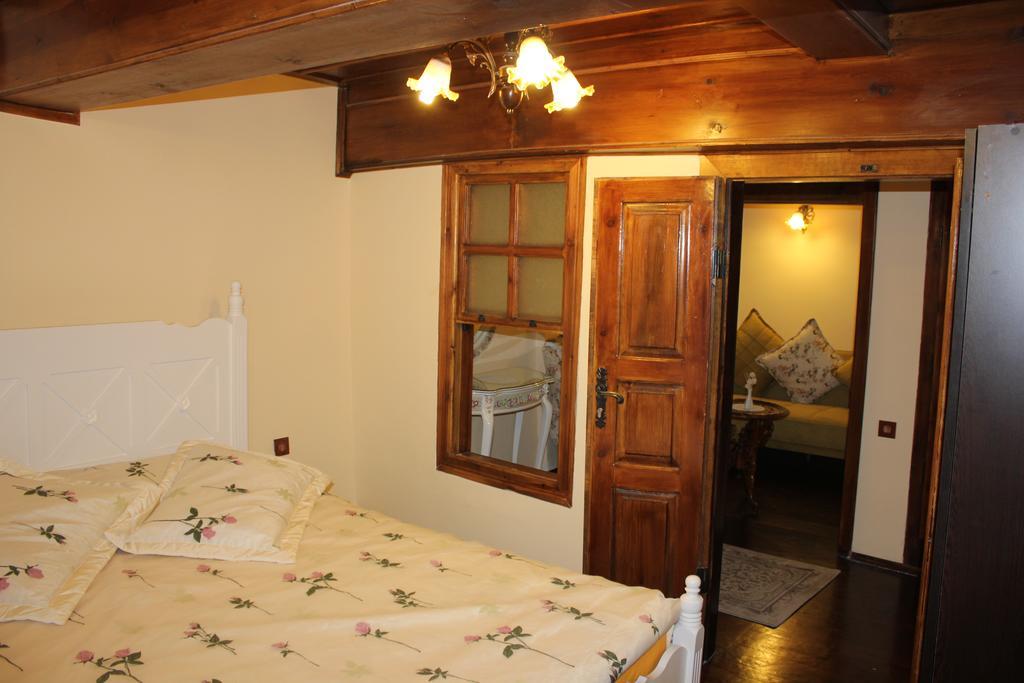 Papazin Konagi Hotel Ayvalı Szoba fotó